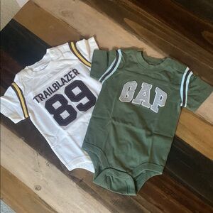 GAP Baby Onesies Set -Throw Back NEVER Worn Green and White Size 12-18 months